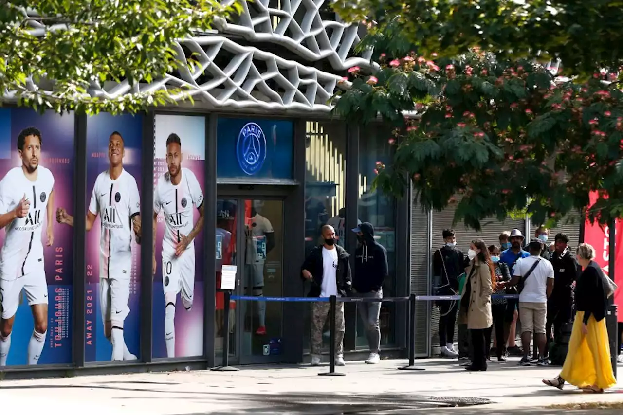 Lionel Messi es borrado de la tienda del PSG en París