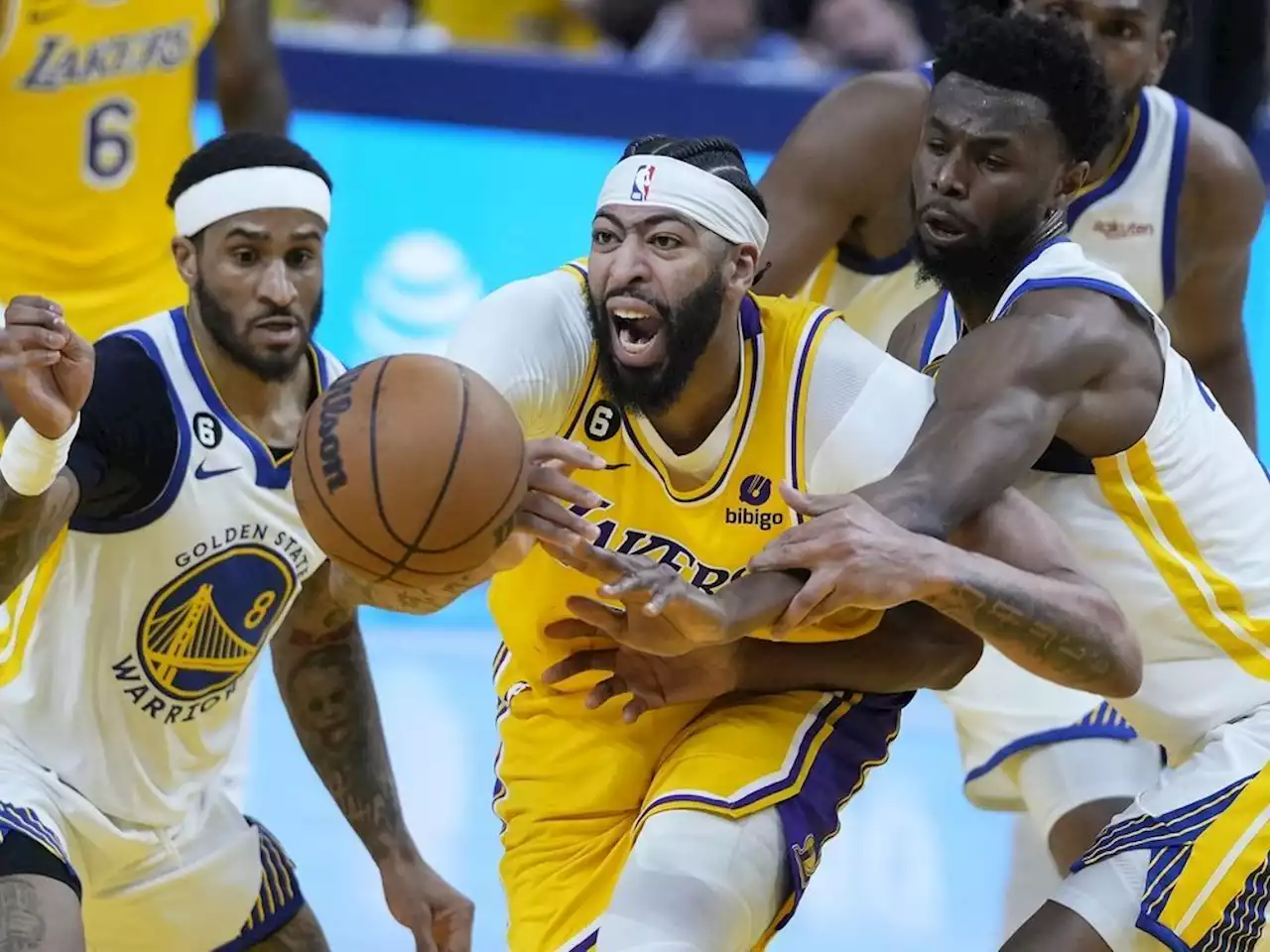 L.A. Lakers star Anthony Davis injured late in Game 5 loss to Golden State Warriors