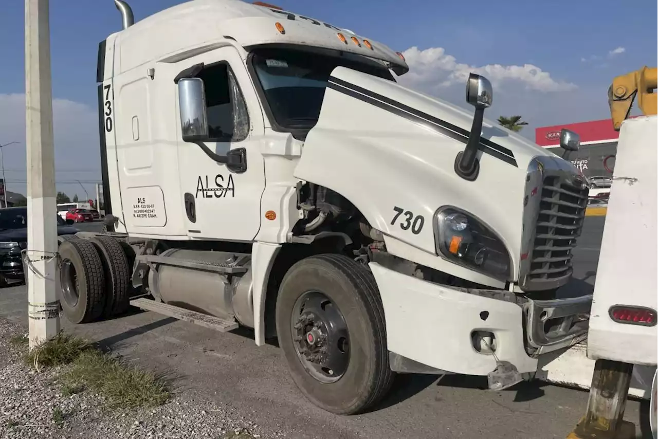 Tras evitar choque, trailero causa accidente en bulevar de Saltillo