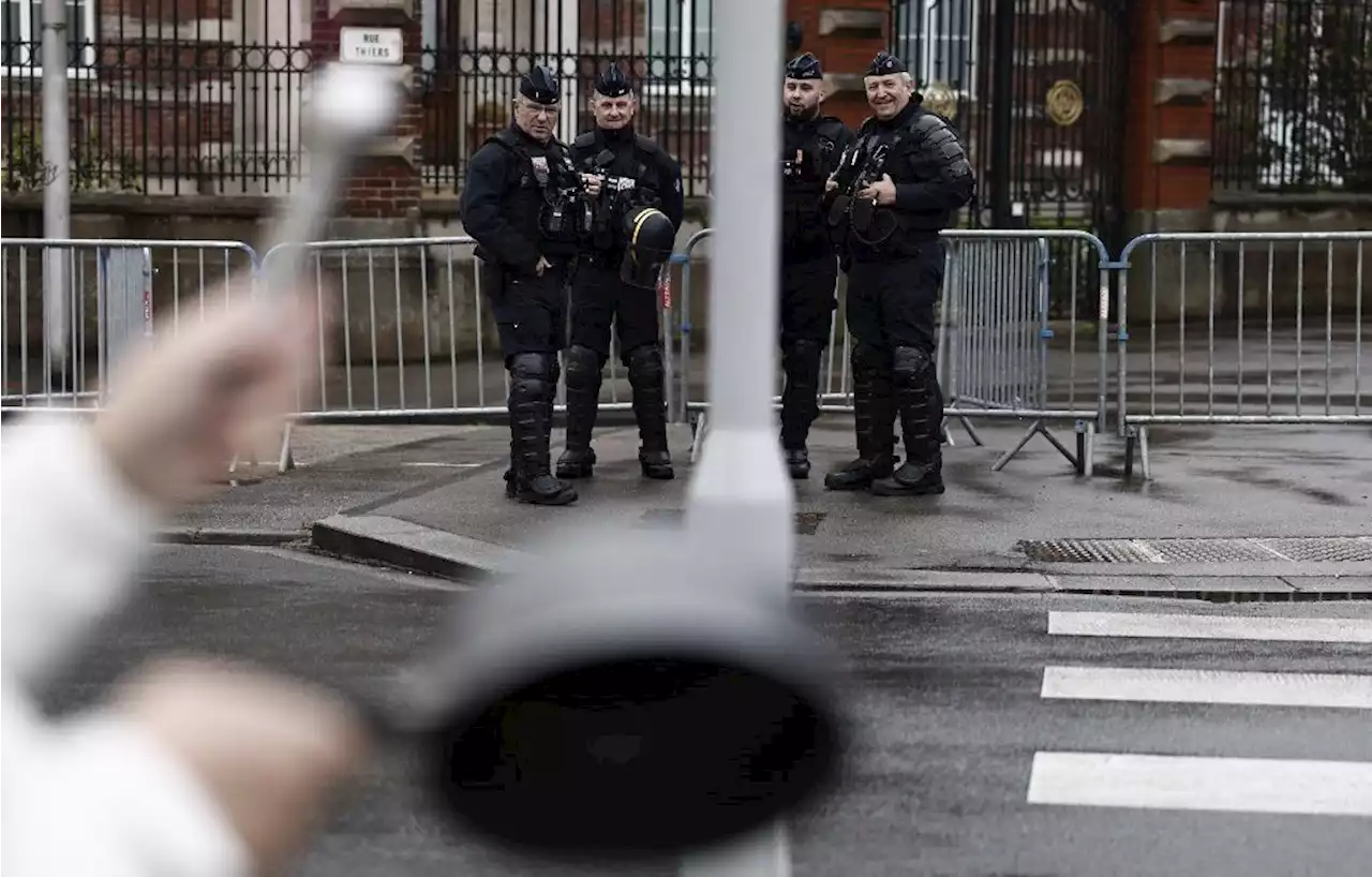 En visite à Dunkerque, Emmanuel Macron accueilli par des casseroles