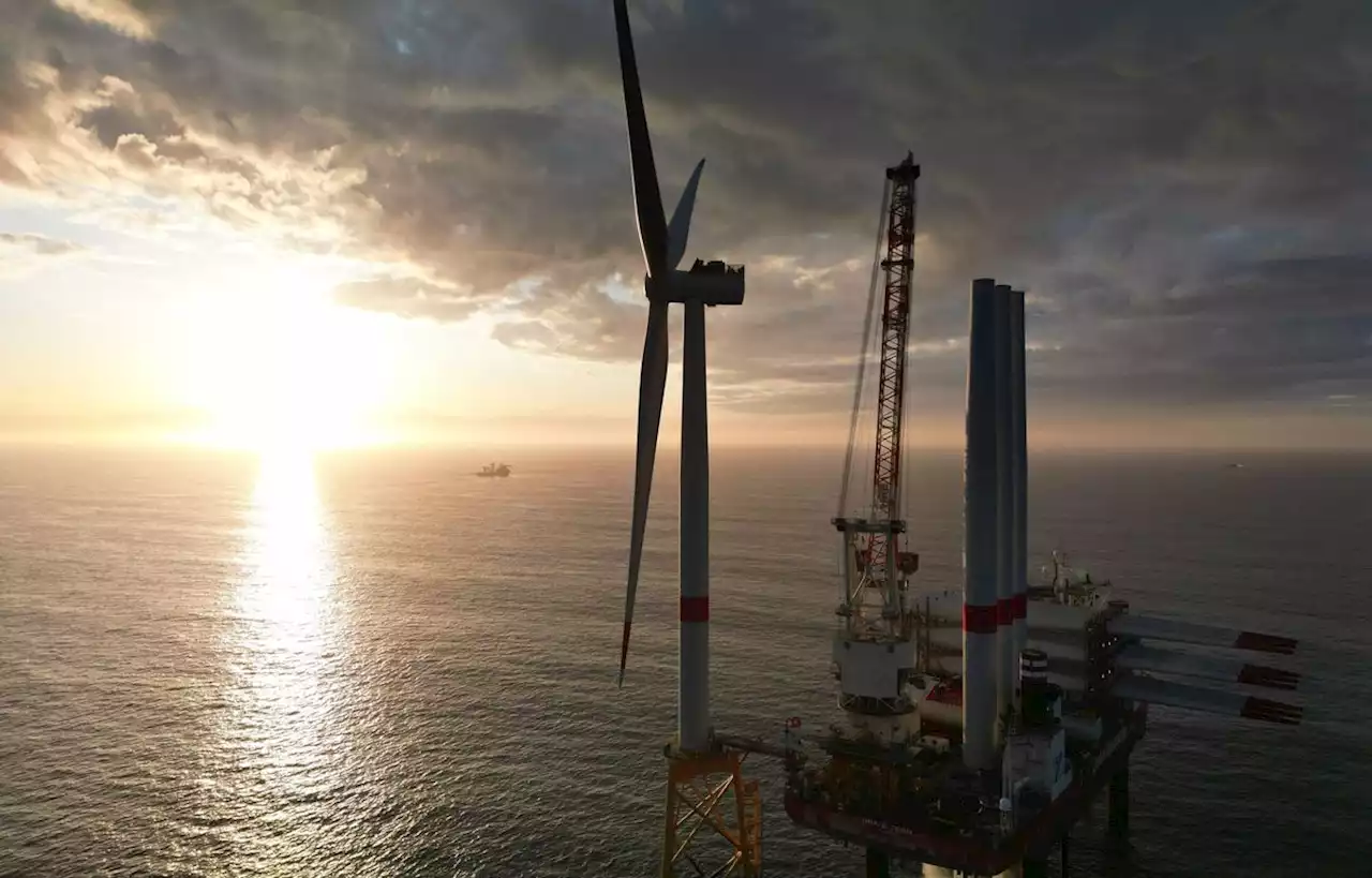 La première éolienne du futur parc en mer en baie de Saint-Brieuc installée