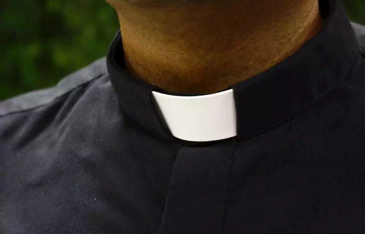 Le portrait d’un prêtre soupçonné de viols enlevé d’une église des Yvelines