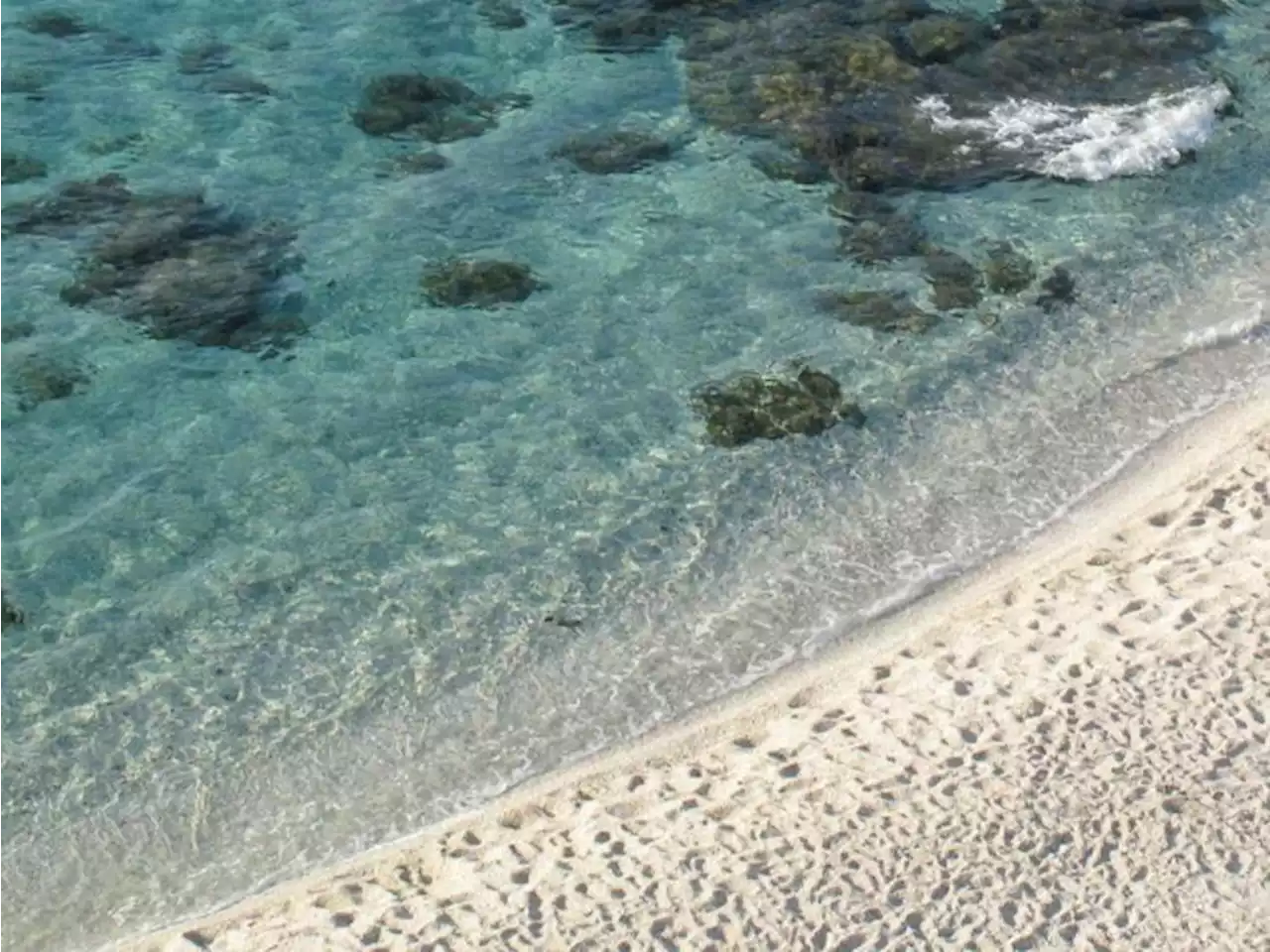 Bandiere Blu 2023, le spiagge più belle in Liguria e Puglia