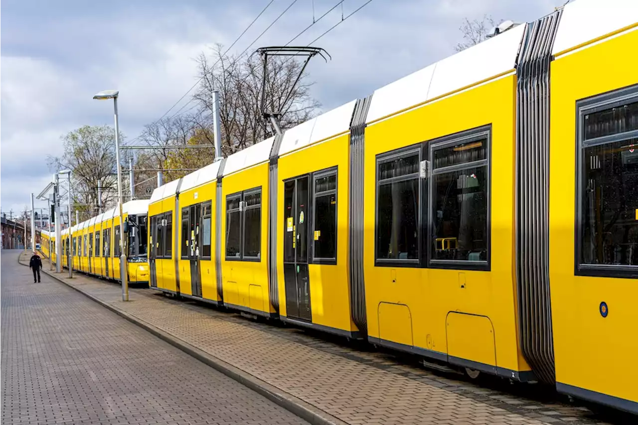 Überholmanöver in Lichtenberg: Radfahrer gerät auf Tramschienen und stürzt