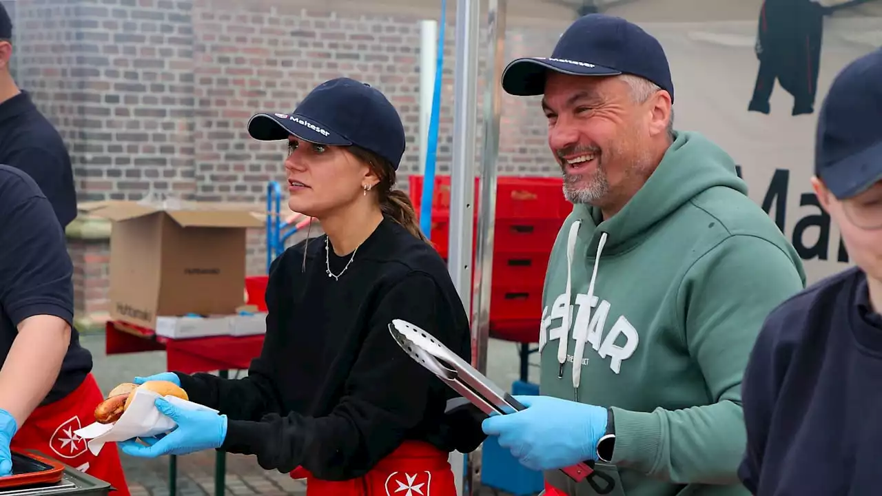 Super Aktion des Schalke-Trainers! Hier grillt Thomas Reis für Wohnungslose