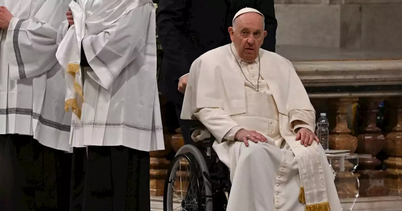 “No tolero el dolor”: el papa Francisco explica por qué se quedó sentado durante evento