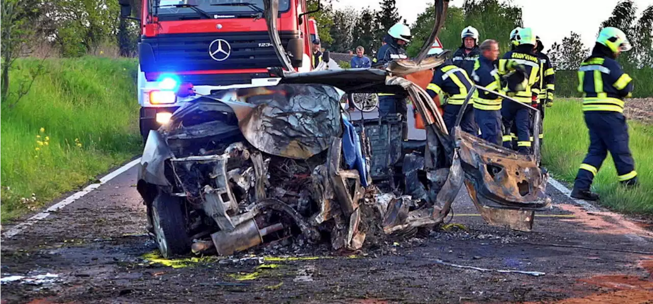 Auto geht bei Rettungsversuch in Flammen auf – Person verbrennt