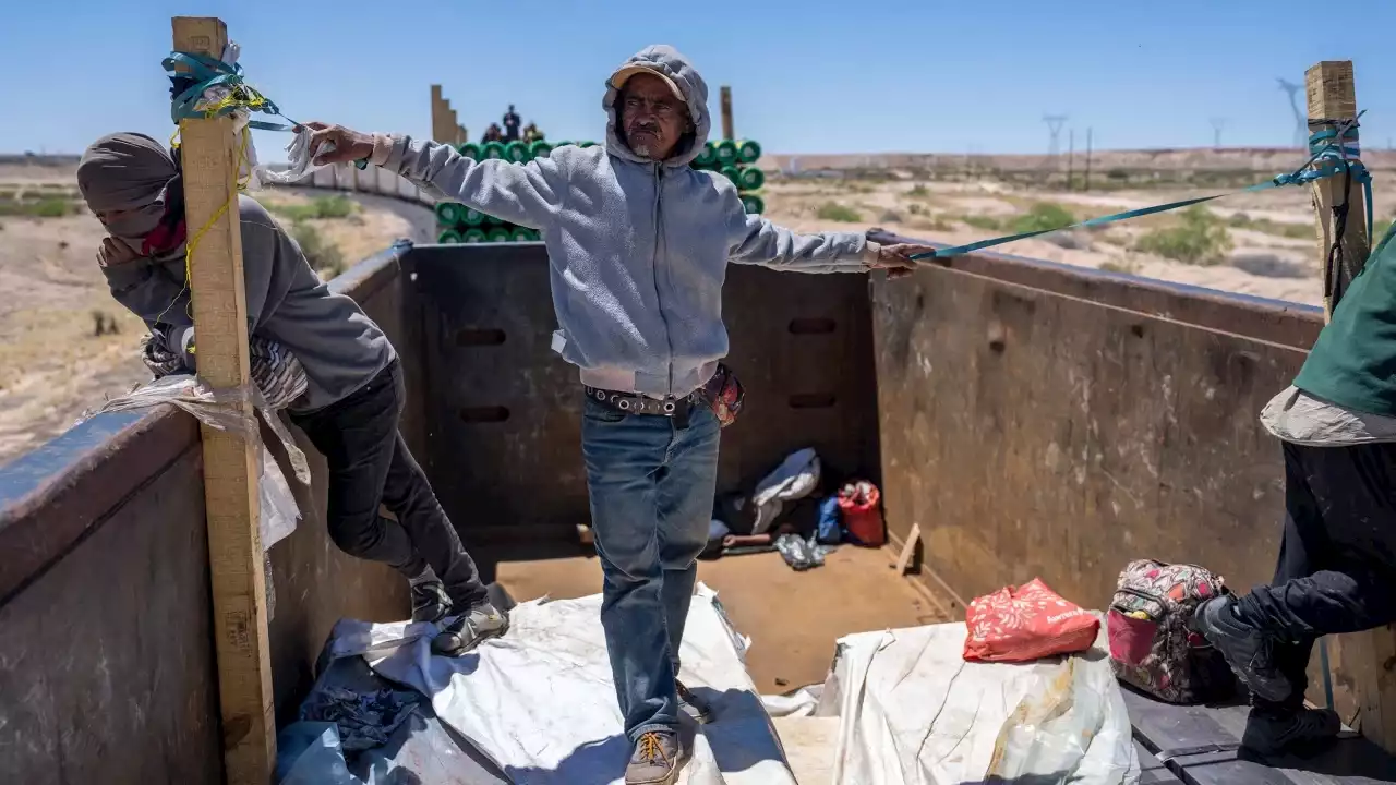 A bordo de un peligroso tren de carga con familias migrantes que esperan llegar a EE.UU.