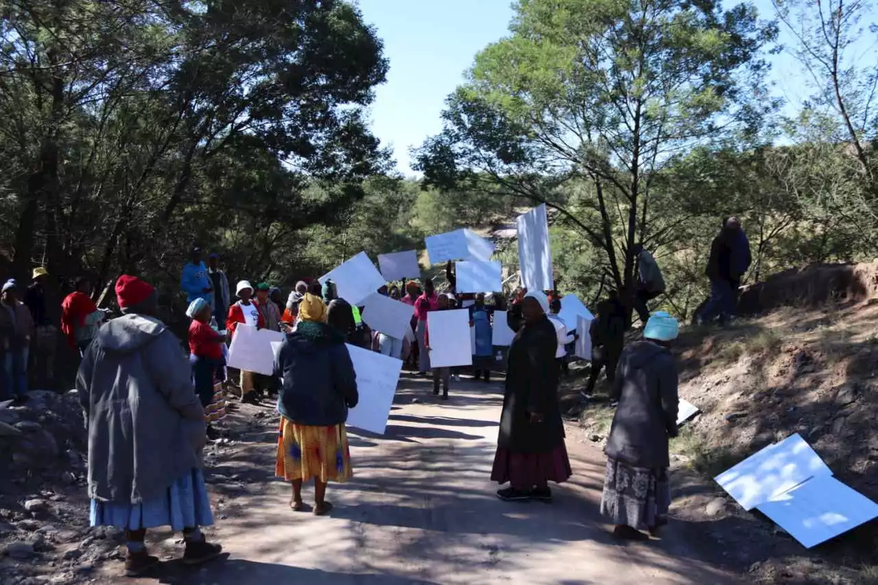 GROUNDUP: Eastern Cape parents block school entrance in Cofimvaba after scholar transport cancelled