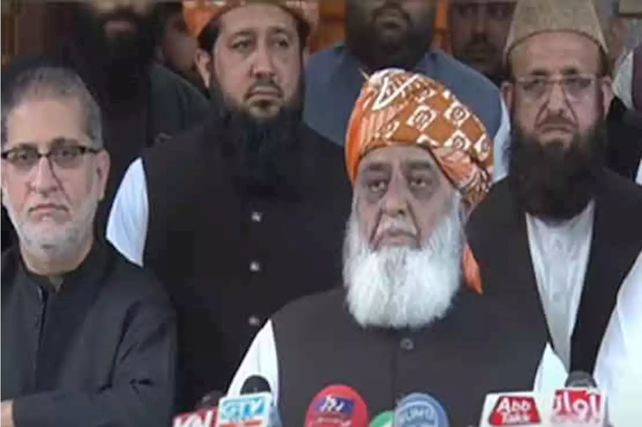 مولانا فضل الرحمان کا پیر کو سپریم کورٹ کے باہر پُر امن احتجاج اور دھرنے کا اعلان