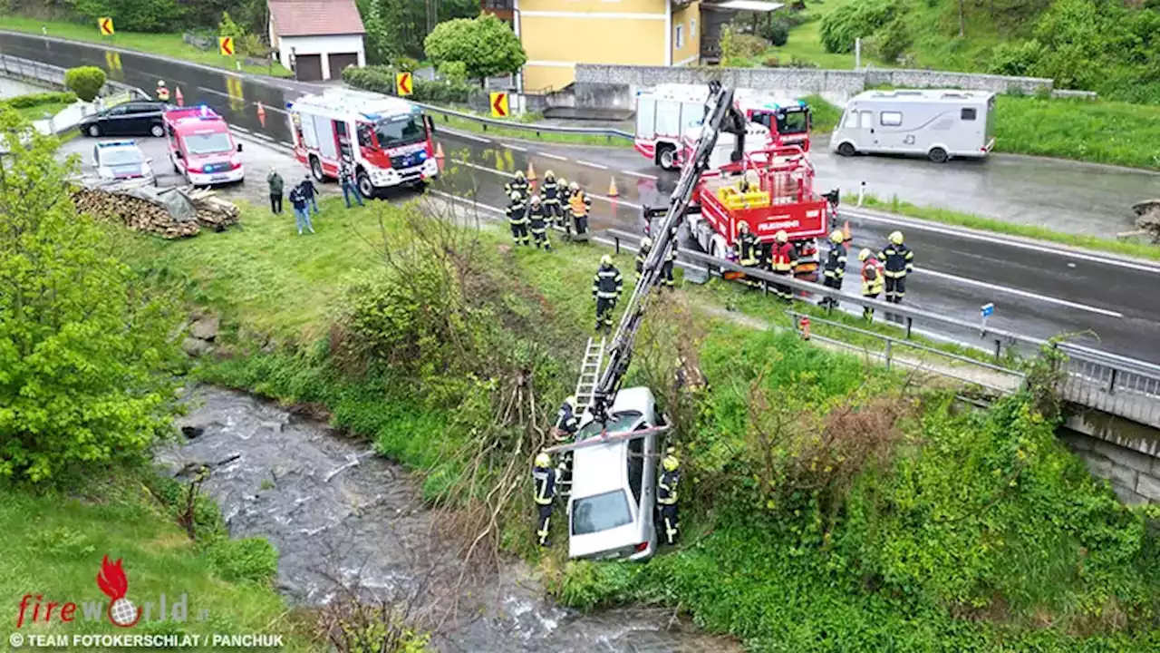 Oö: Pkw an der B 124 in Tragwein in Bachbett gestürzt