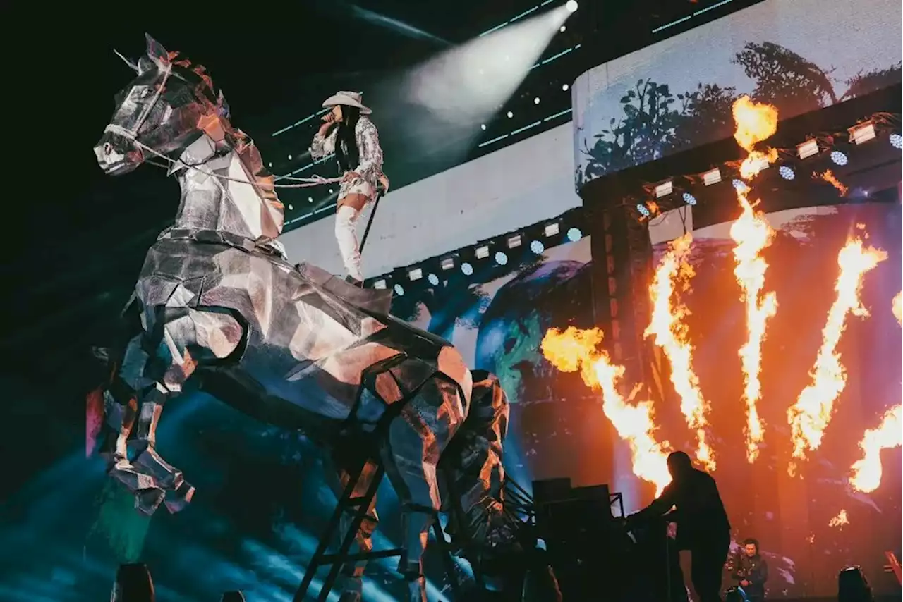 Ana Castela evoca Beyoncé ao montar em escultura de cavalo na gravação de show no Paraná