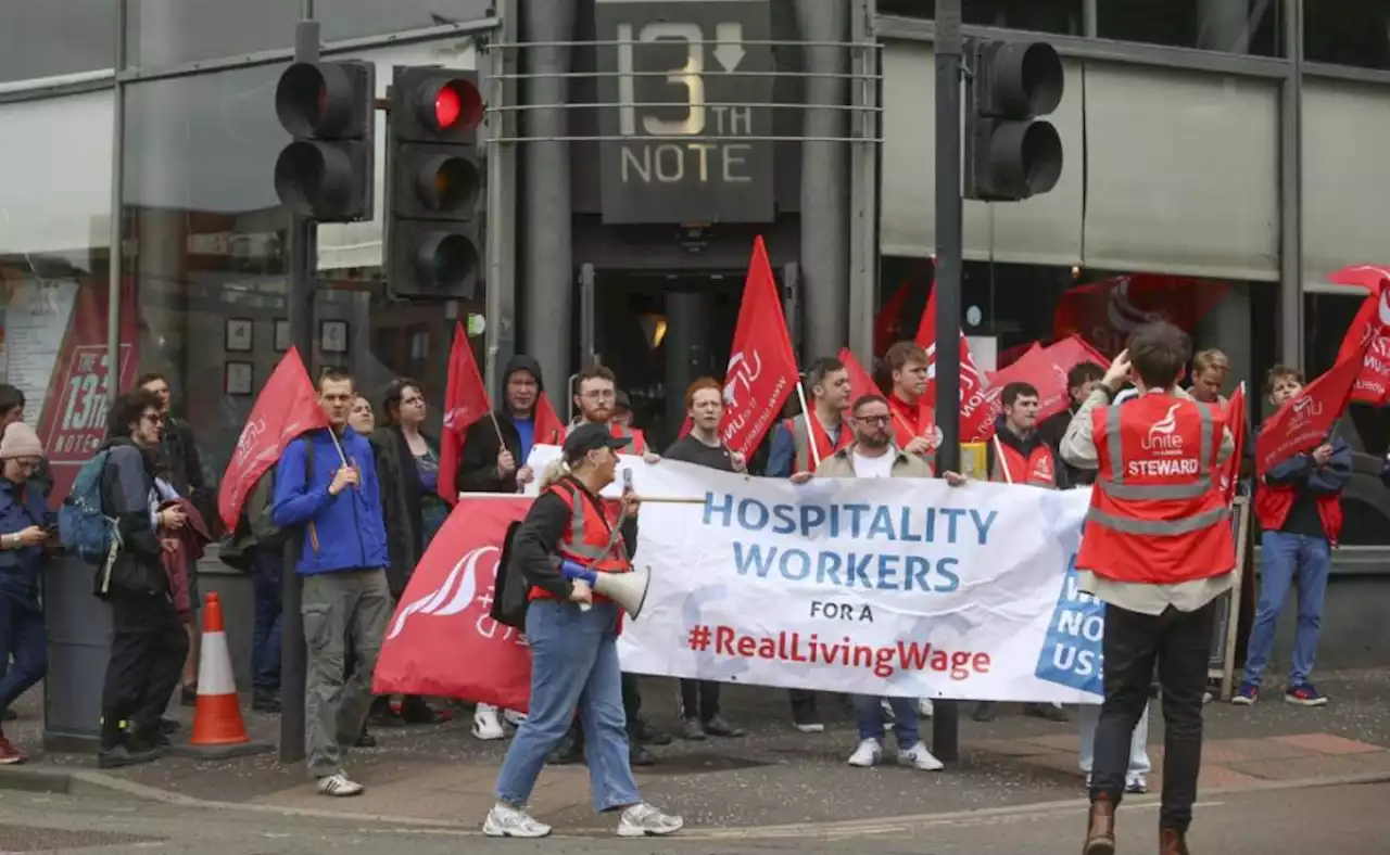 Protest outside Glasgow bar as hospitality workers turn out to back colleagues