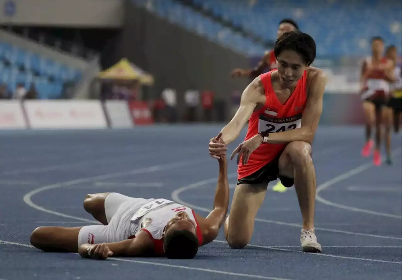 Soh Rui Yong bags silver in SEA games 10,000m final; wins more praise for sportsmanship after sharing water with Indonesian who took the gold - Singapore News