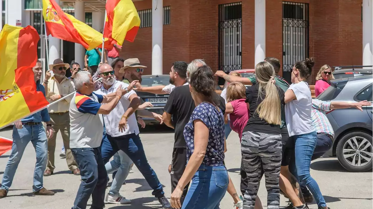 Vox denuncia agresiones y un intento de atropello en la visita electoral de Buxadé a Marinaleda, Sevilla