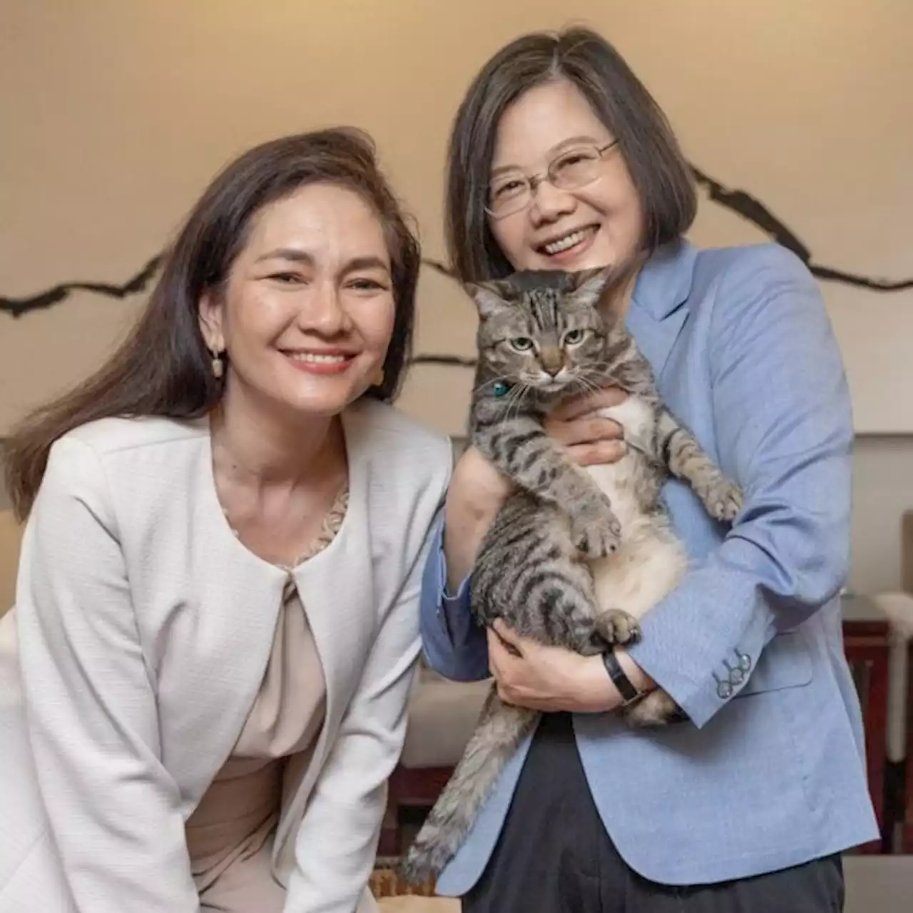 Hontiveros in Taipei: Meeting with OFWs, Taiwanese officials and president’s cat