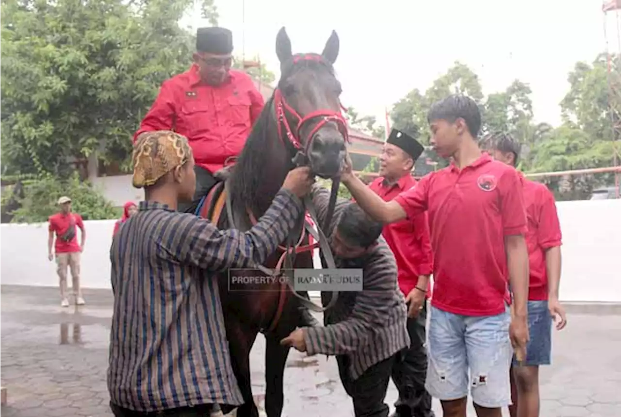 Tampilkan Atraksi Barongsai, PDIP Jepara Daftarkan Bacaleg ke KPU