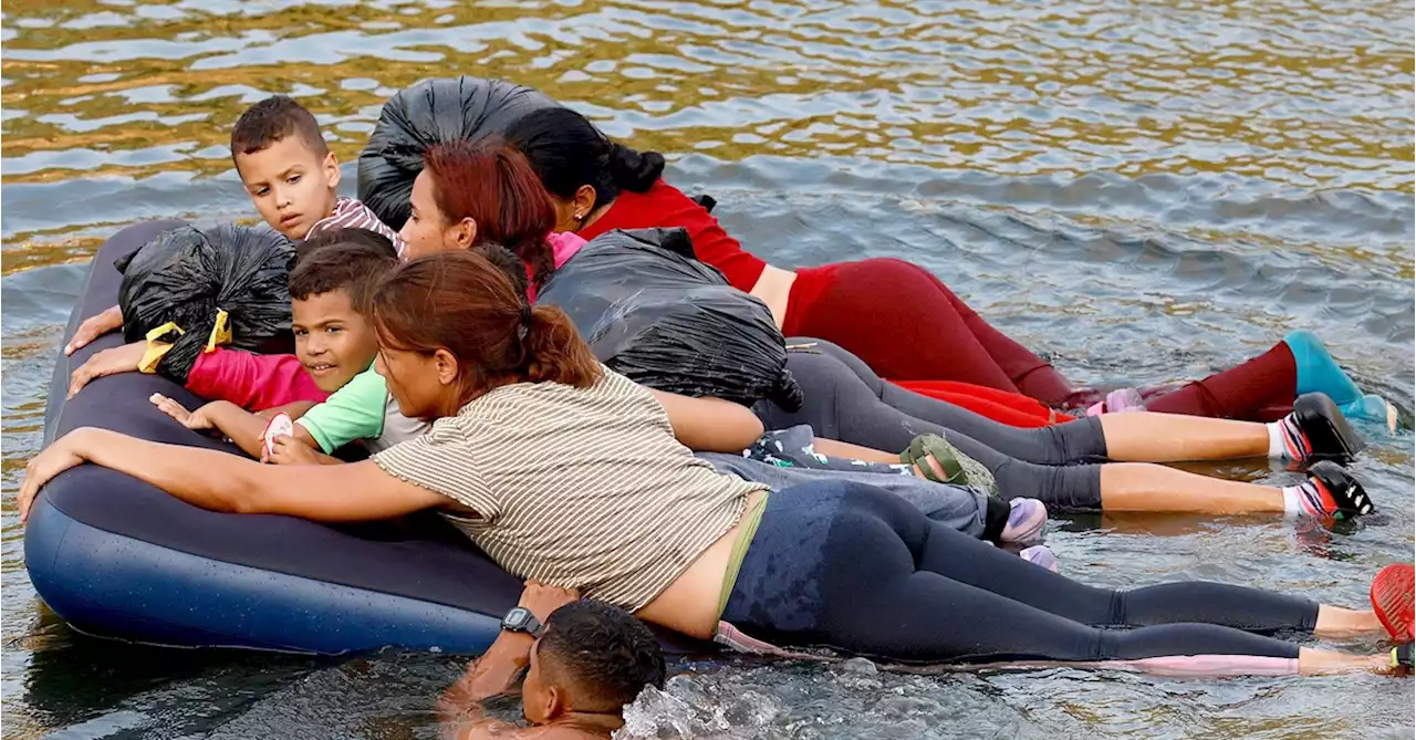 갓난아기 가방에 담아 강 건넜다…3만명 벌떼처럼 몰린 미국 국경 | 중앙일보