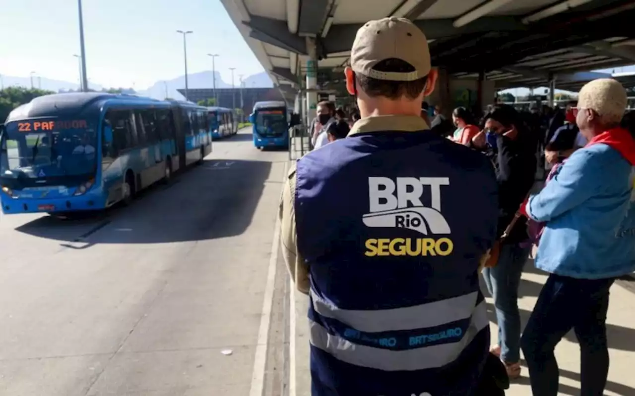 Agentes do BRT Seguro prendem dois homens que danificaram ônibus articulado | Rio de Janeiro | O Dia