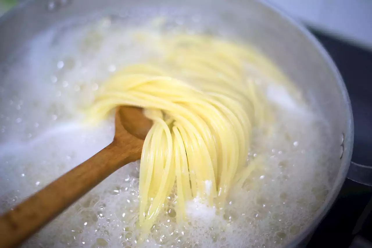 La explicación científica a uno de los errores más habituales a la hora de cocinar pasta