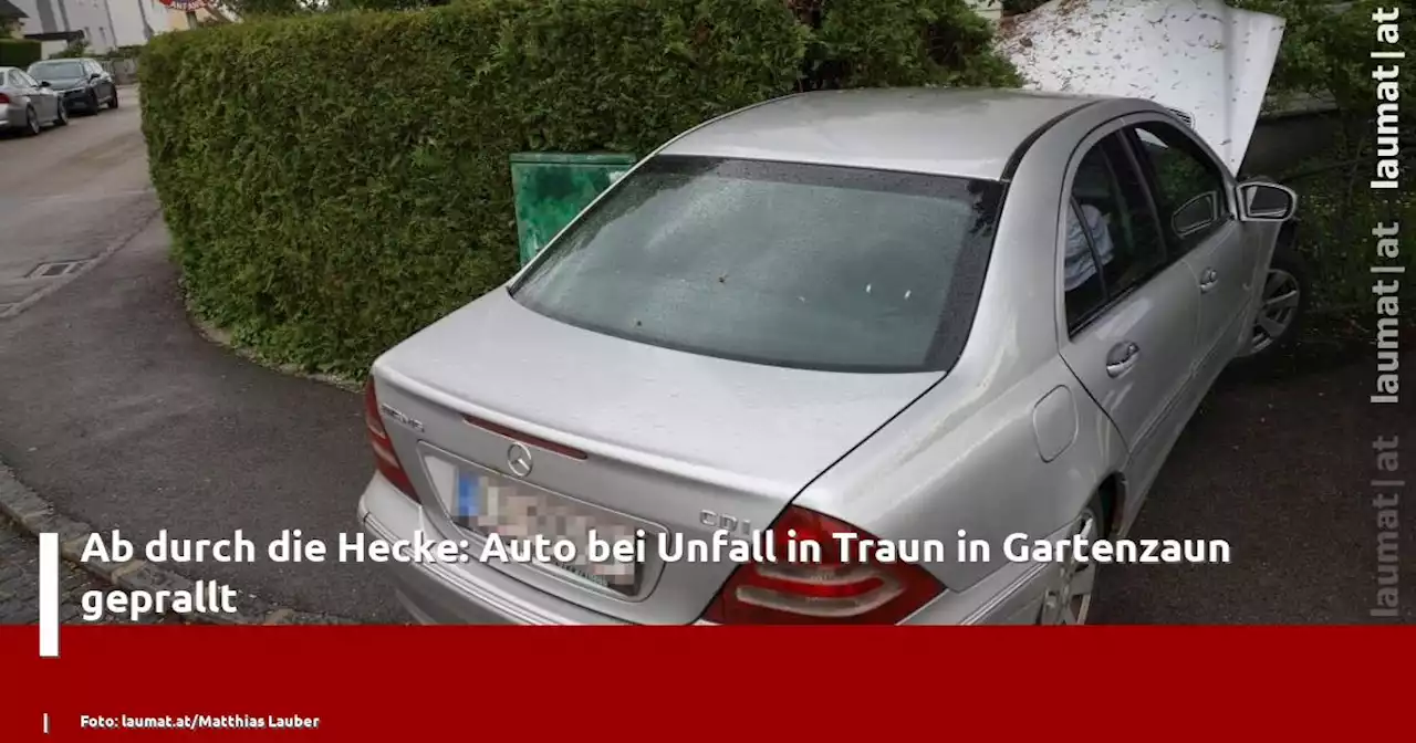 Ab durch die Hecke: Auto bei Unfall in Traun in Gartenzaun geprallt | laumat|at