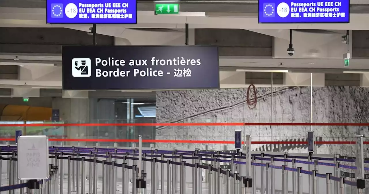 Vrais passeports français, faux porteurs : une filière d'immigration clandestine africaine démantelée à Roissy