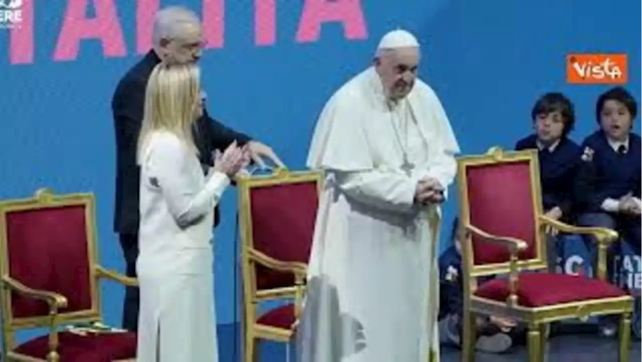 Meloni, il gesto di Papa Francesco con la mano lontano dalle telecamere