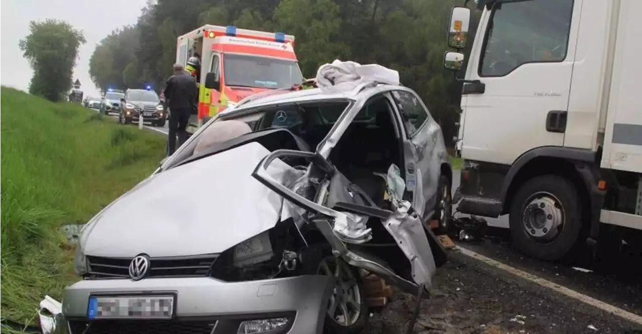 Vorfahrt missachtet: Polo-Fahrerin nach Kollision mit Laster schwer verletzt