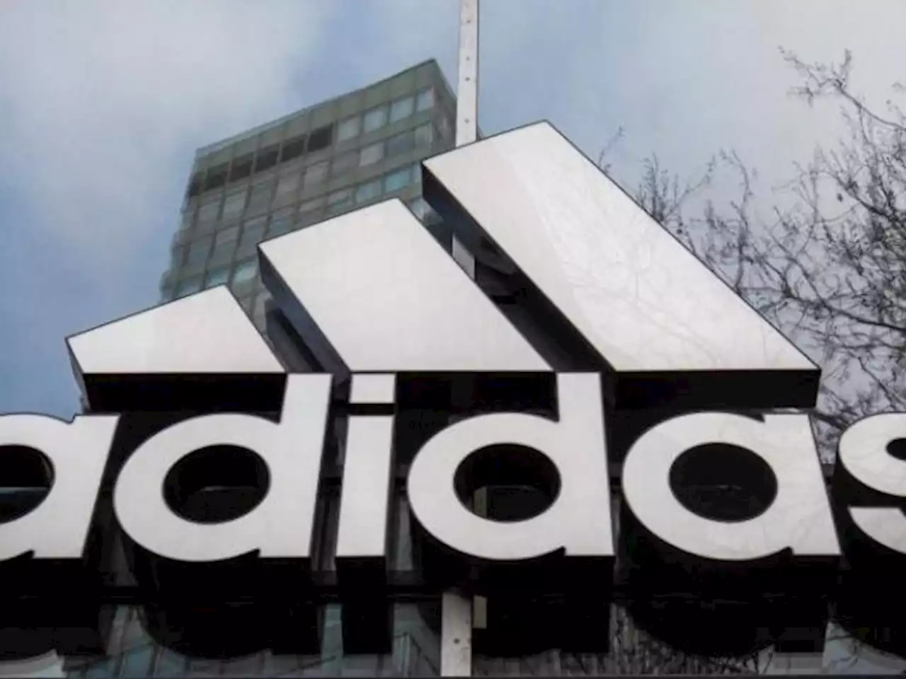 El dilema de Adidas: ¿botar, regalar o vender millones de zapatillas?