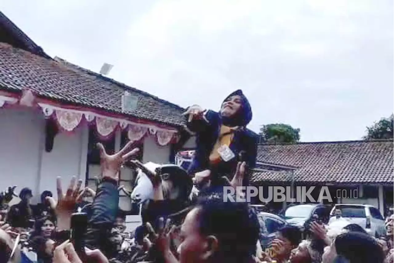 Usai Daftar di KPUD Garut, Caleg Nasdem |em|Nyawer |/em|Uang |Republika Online