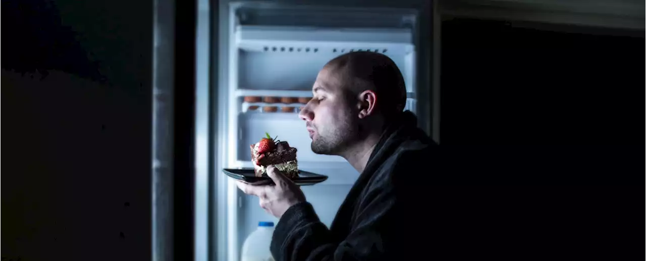 Eating Late Can Alter How You Burn Calories And Store Fat, Depressing Study Finds