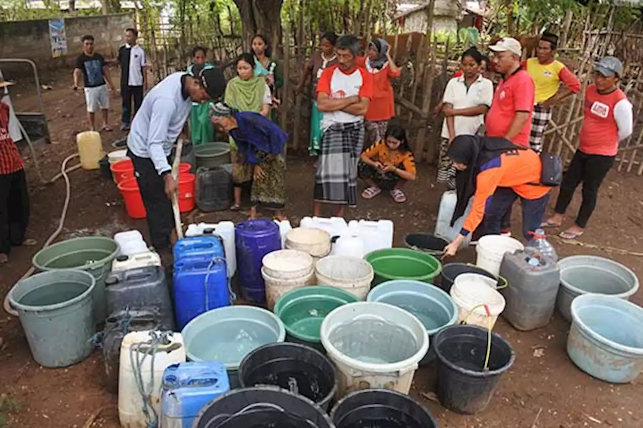 BPBD Jatim Kirim Air Bersih ke Warga Terdampak Sumur Bor Rusak di Situbondo