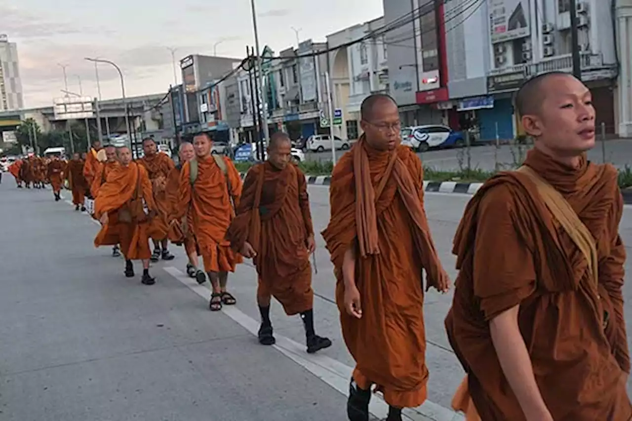 Ritual Thudong Jelang Waisak, Puluhan Biksu Jalan Kaki Menuju Candi Borobudur