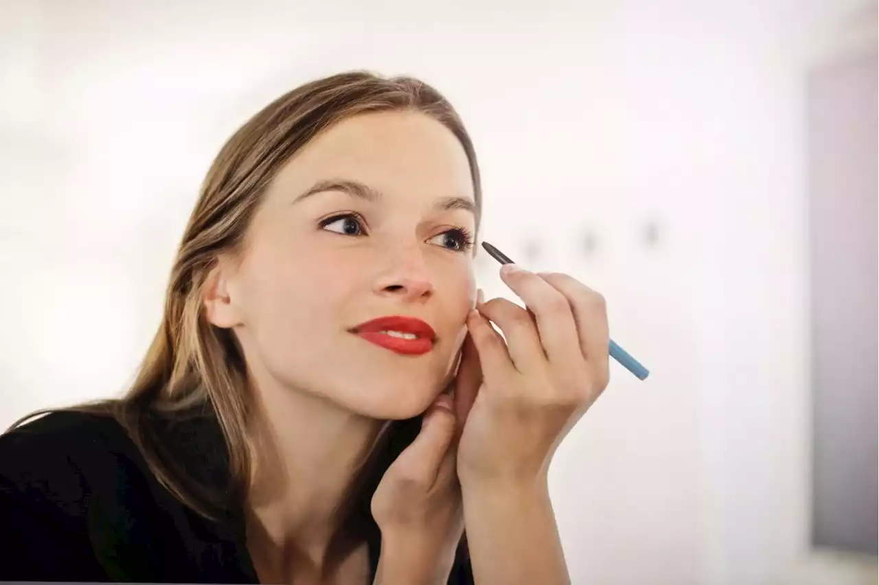 Having trouble drawing on eyeliner? Try using your finger instead