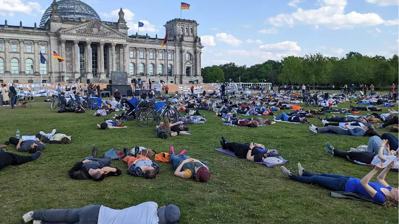 Chronisches Erschöpfungssyndrom: Göring-Eckardt verspricht mehr Geld für die Forschung