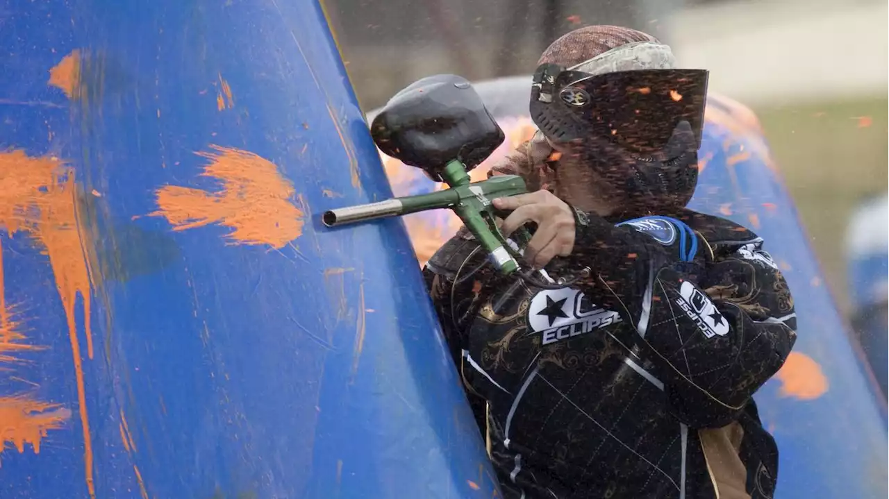 Mama ballert rum: Frust rauslassen beim Paintball in Brandenburg