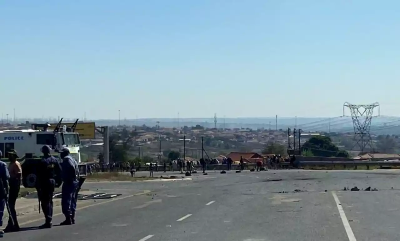 Motorists warned to steer clear of N4 near eMalahleni as protests rage on | The Citizen