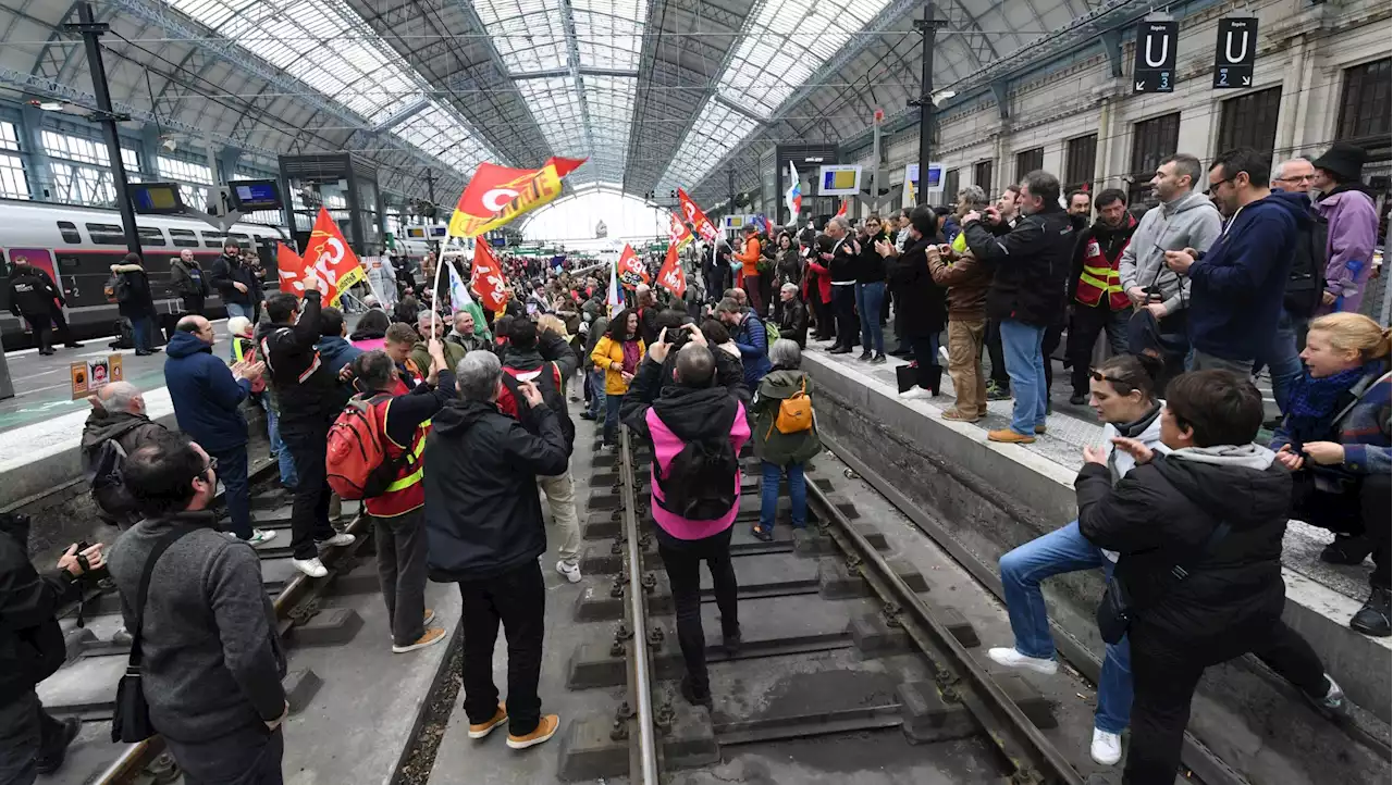 Train strike chaos could drag on for years like miners' battles of the 1980s, warns insider