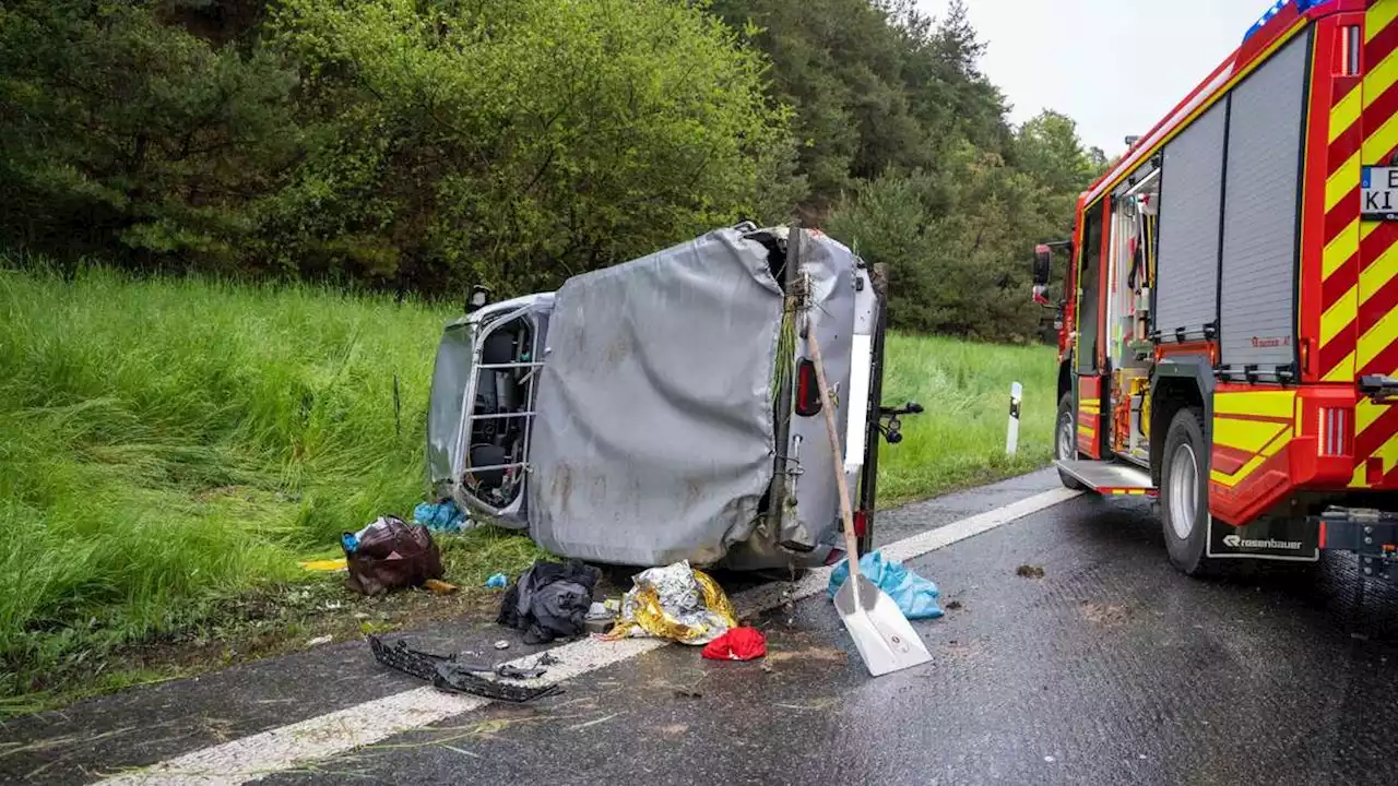 Autofahrer überholt auf A9 in Oberbayern rechts – und wird bei schwerem Unfall aus Auto geschleudert