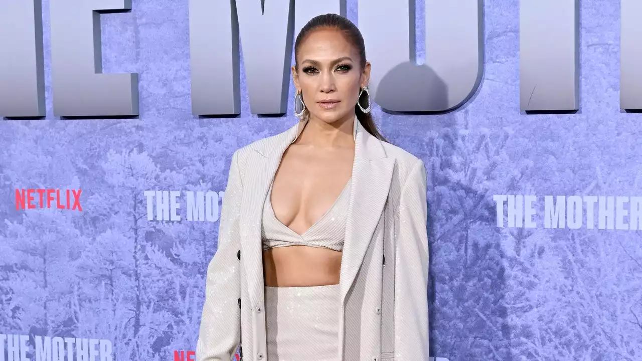 Jennifer Lopez demuestra que la lencería evidente puede ser elegante a los 50