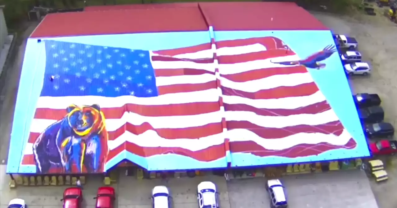 Nashville man paints giant American flag mural on hardware store rooftop