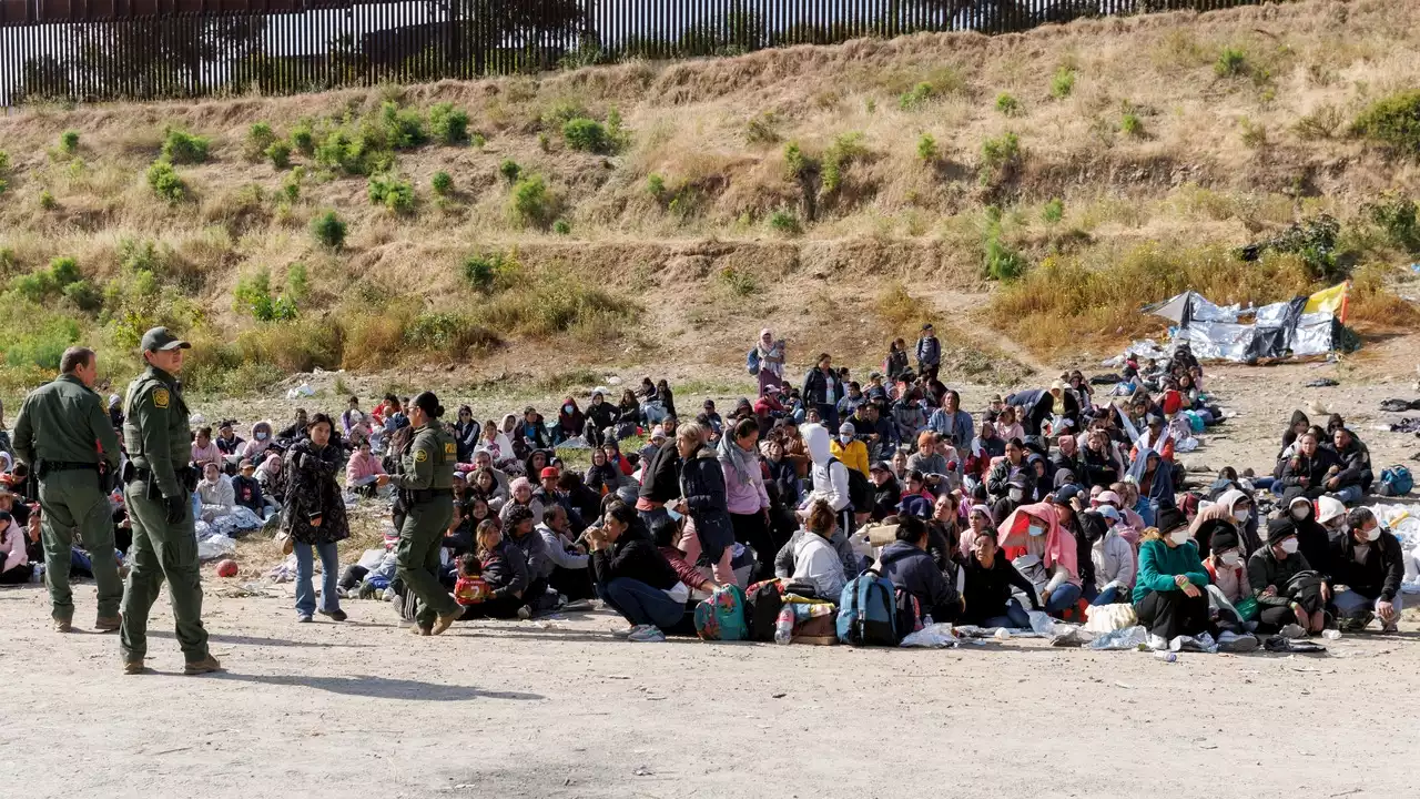 Colapso total en la frontera entre México y Estados Unidos con miles de personas esperando: 'Confunden a la gente'