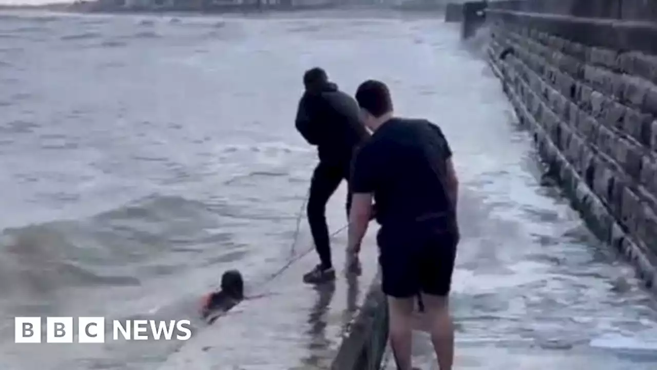 Passerby on moment heroes rescued girl from sea