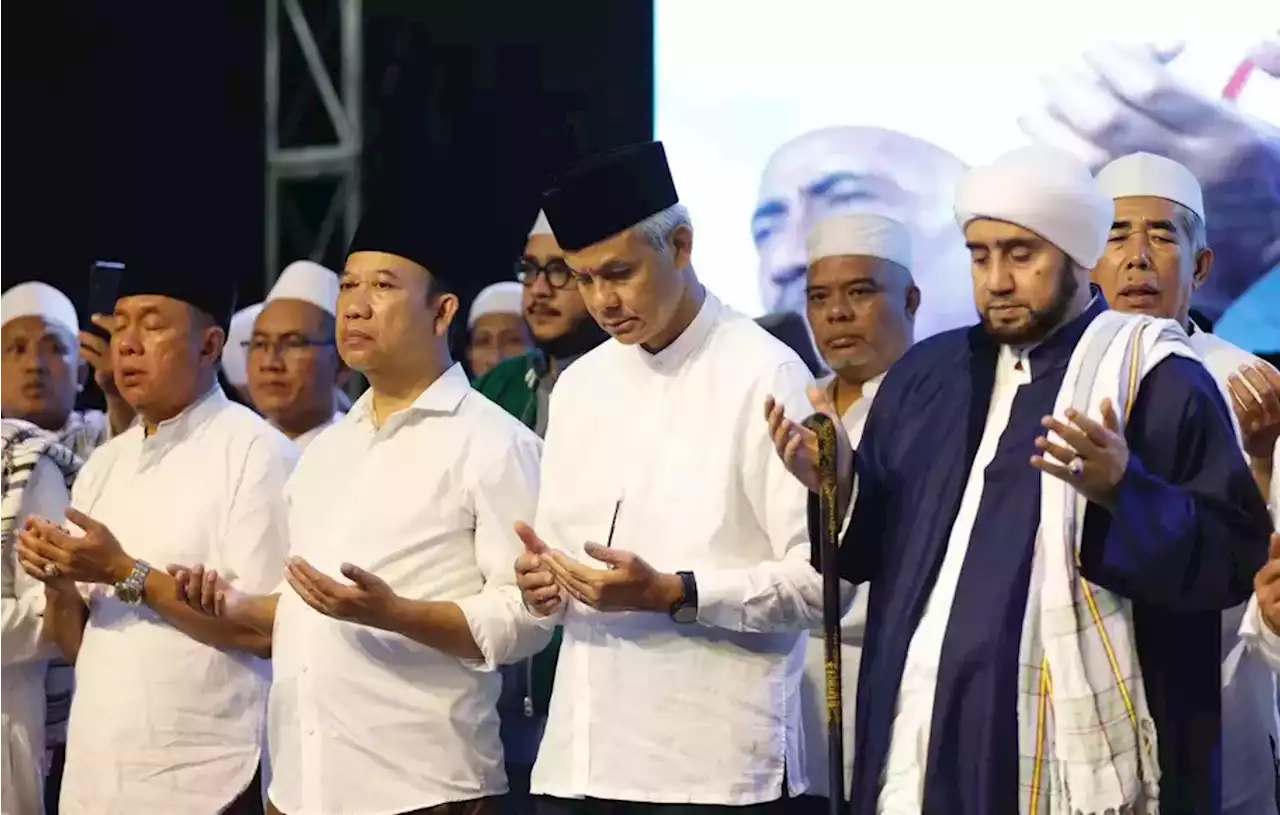 10.000 Orang Hadiri Jateng Berselawat, Ganjar Berdoa untuk Keselamatan Bangsa