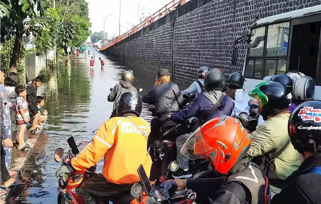 Diguyur Hujan Deras, Jalan Penghubung Cimahi-Bandung Terendam Banjir