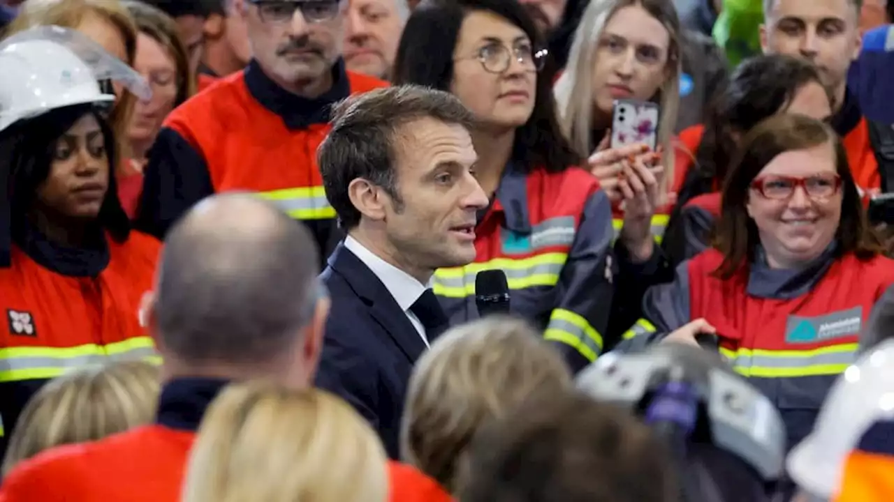 Emmanuel Macron vante sa politique de réindustrialisation