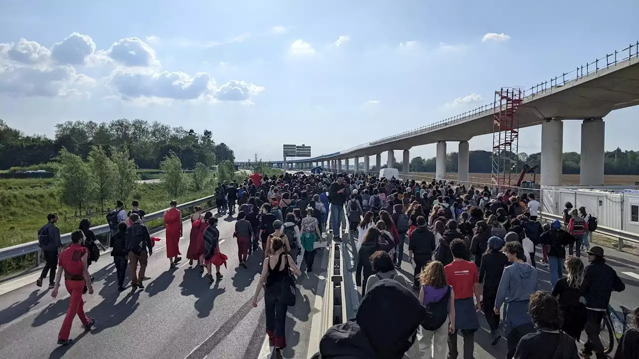 Île-de-France: une manifestation contre la future ligne 18 du métro sur le plateau de Saclay