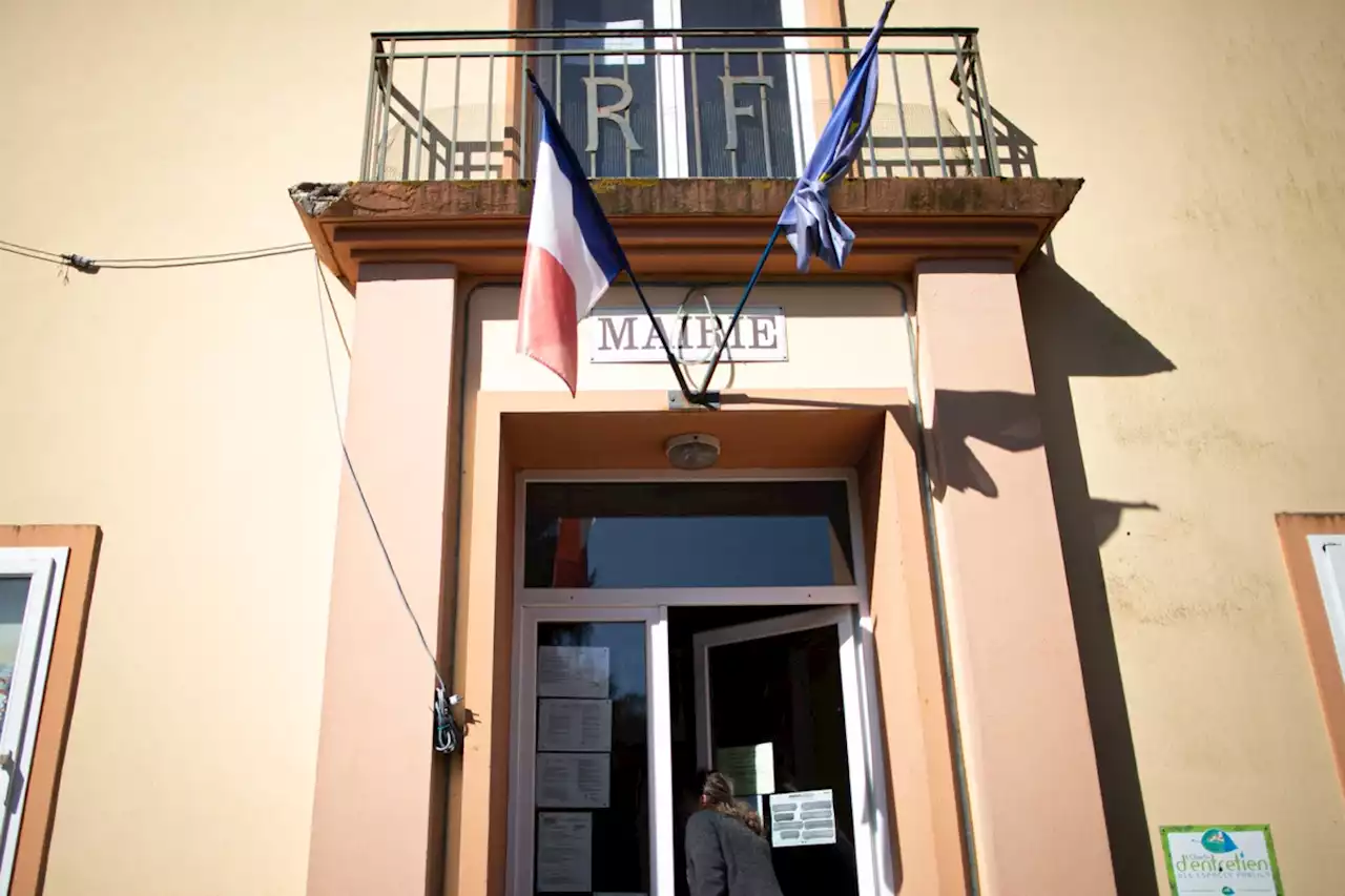 Vendée : la façade d'une mairie visée par des tirs de fusil