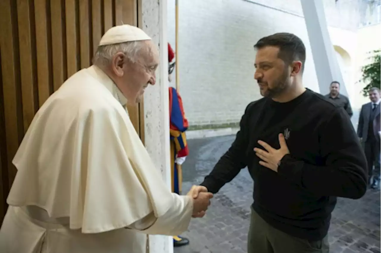 Zelensky reçu par le pape sur fond de bataille intense à Bakhmout