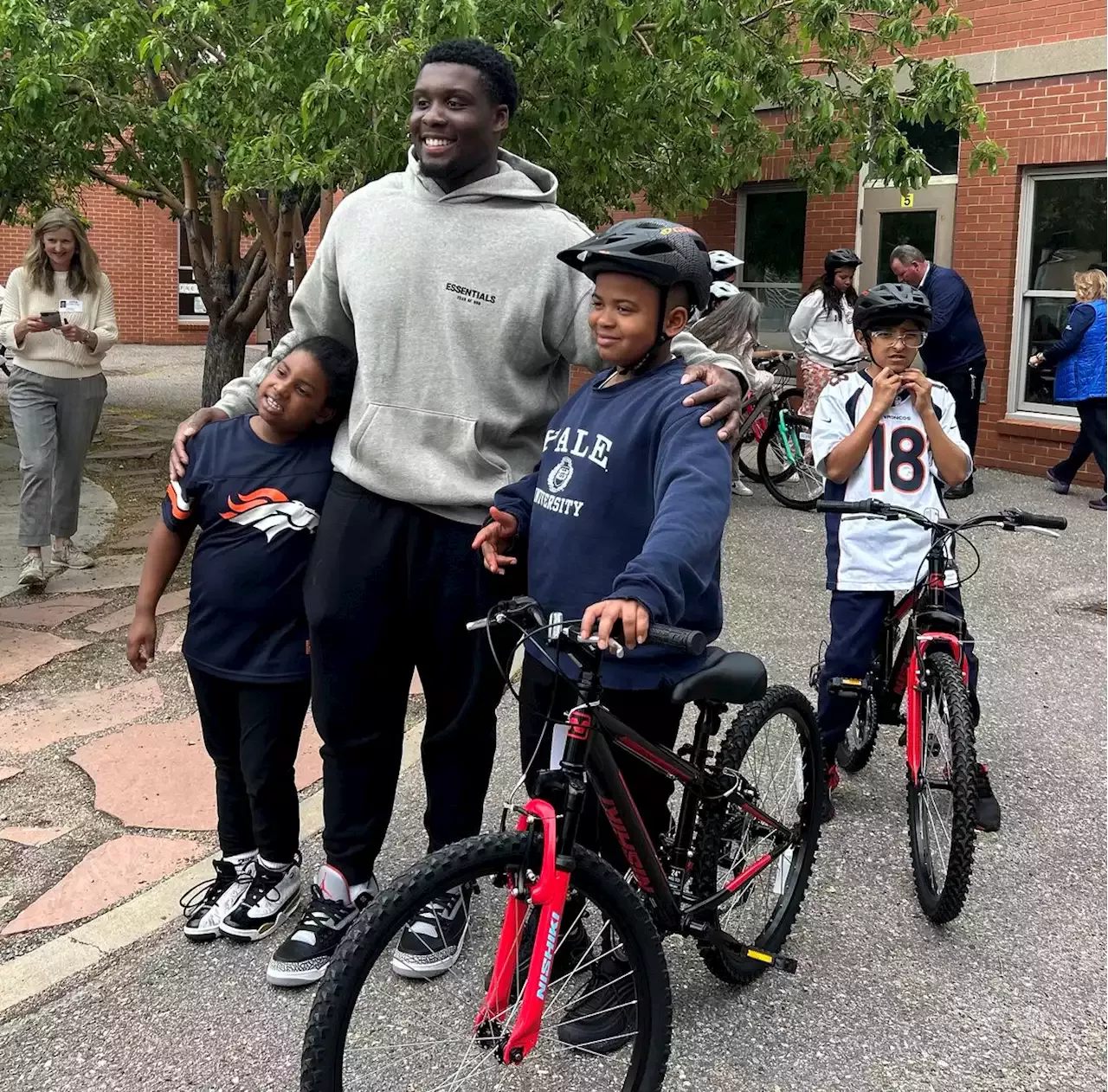 Broncos' Lloyd Cushenberry helps gift 29 bikes to Wyatt Academy fifth  graders